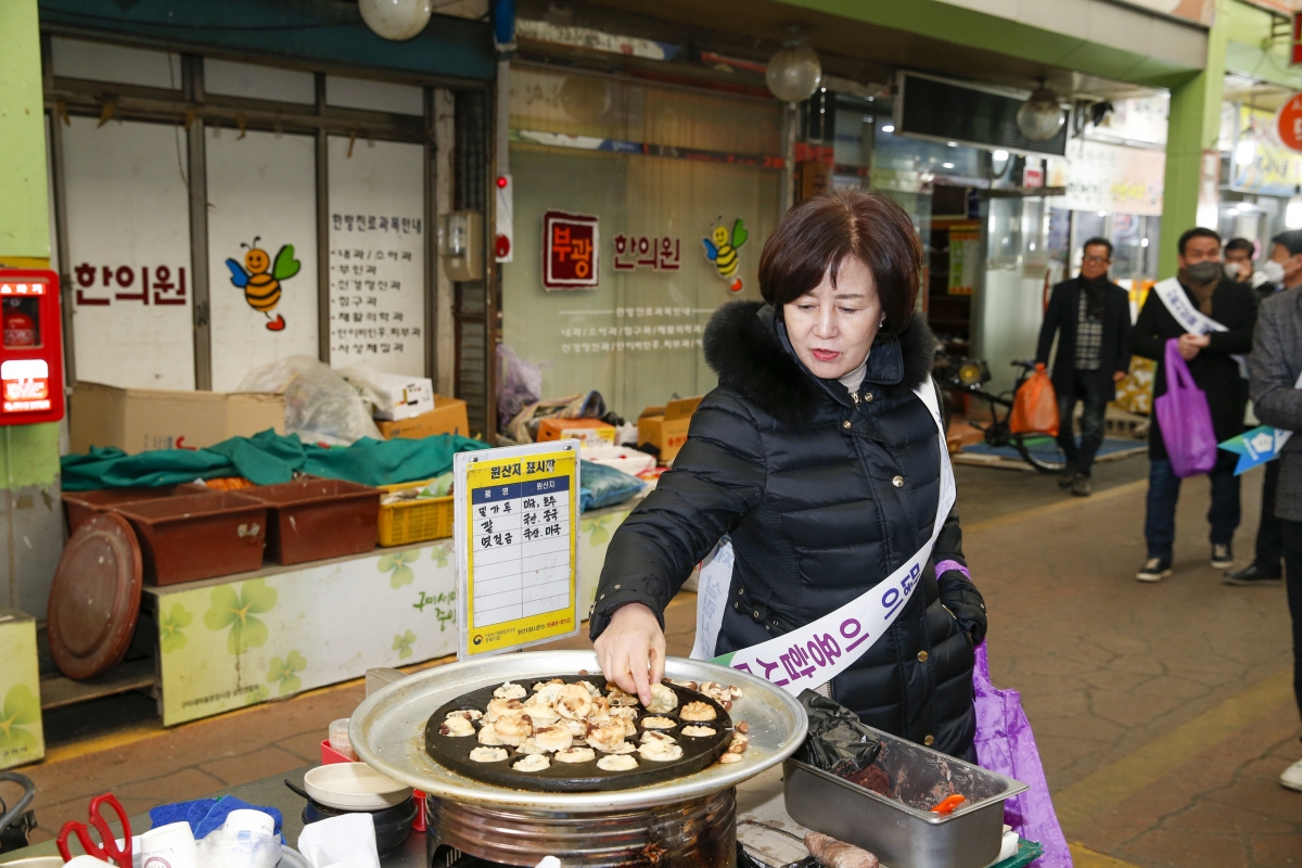 20230117-109[_P7U9505-1-설 맞이 전통시장 장보기 행사.jpg