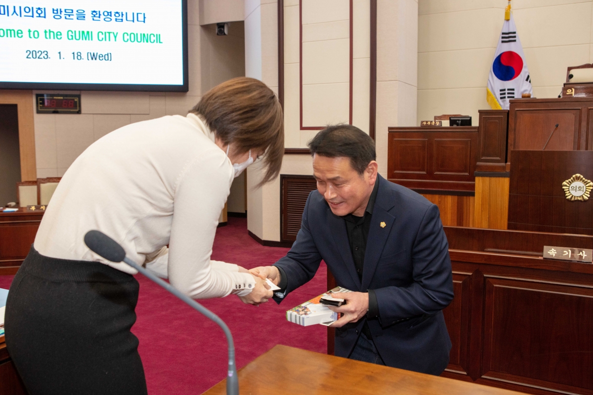 20230118-117[IMG_3646-몽골 과학기술대학 부총장 일행 의회방문.JPG