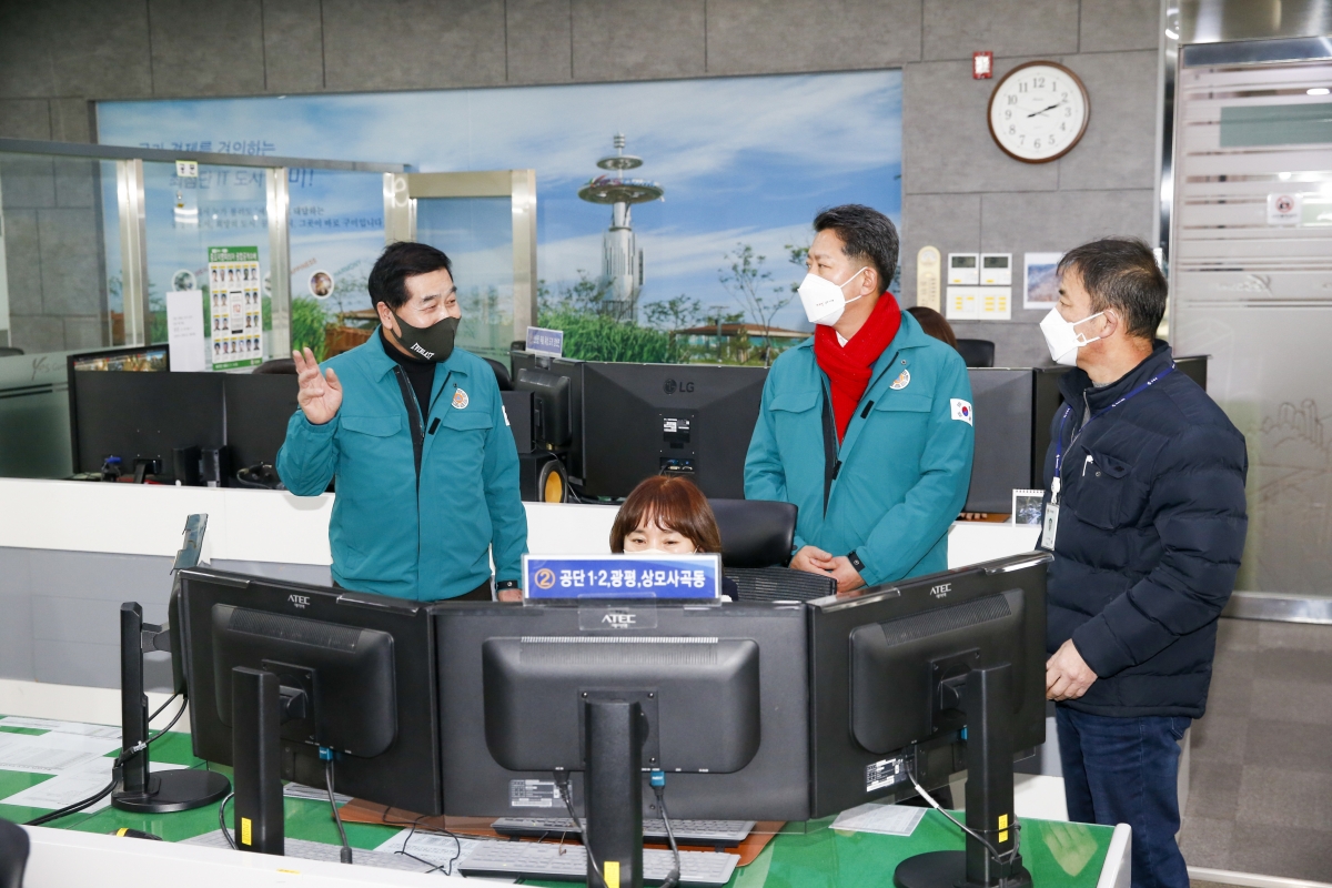 20230120-043[_P7U9948-1-설 맞이 통합관제센터 방문 격려.jpg
