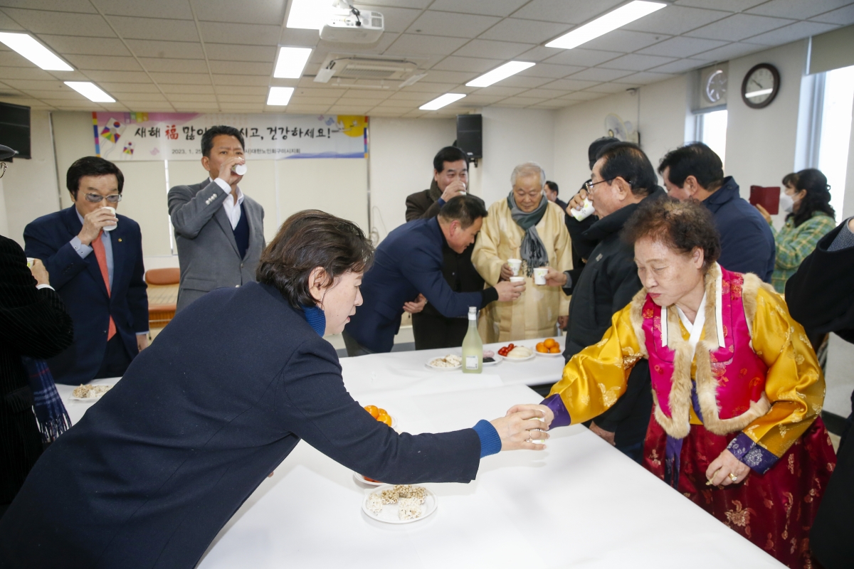 20230125-041[_P7U0363-1-대한노인회 구미시지회 신년교례회 합동세배.jpg