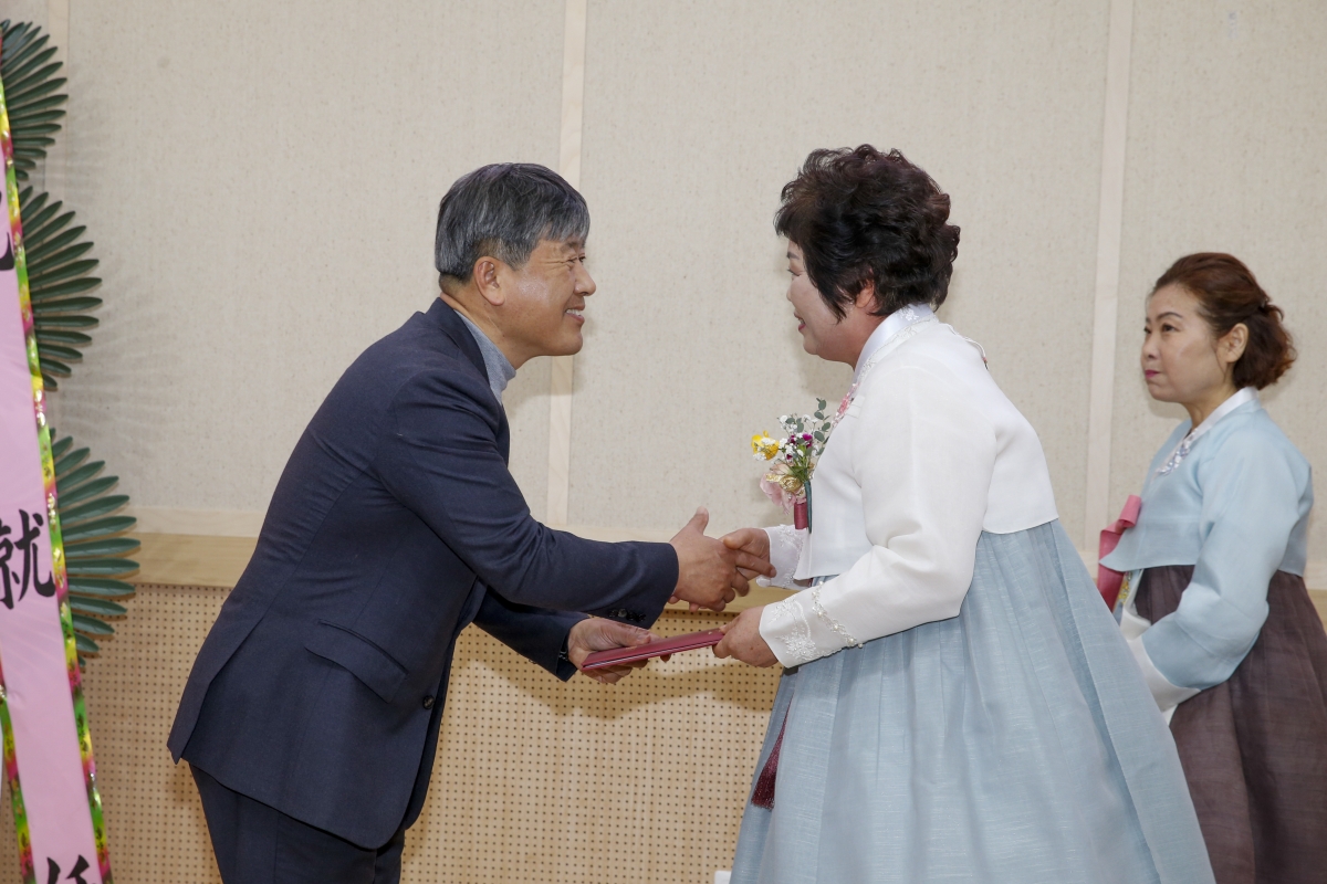 20230214-012[_P7U2069-1-한국생활개선구미시연합회 회장단 이·취임식 및 교육.jpg