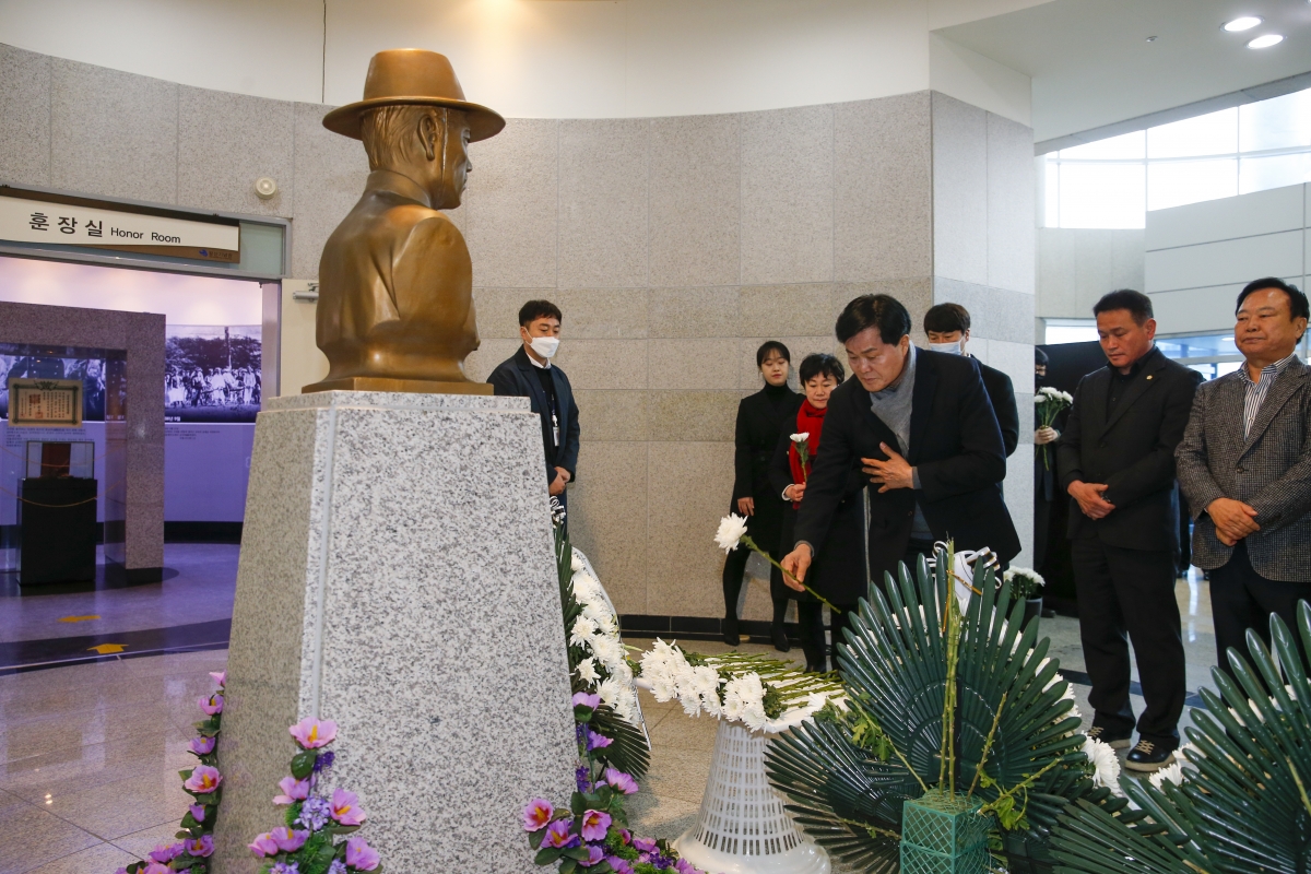 20230301-032[_P7U3256-1-3·1절 기념 왕산 허위 선생 추념.jpg