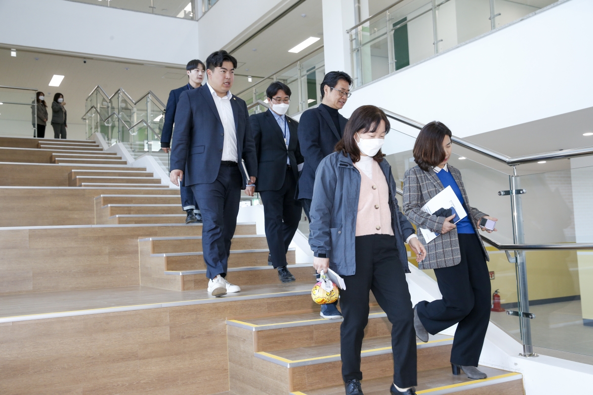 20230314-042[_P7U4649-1-제265회 임시회시 기획행정위원회 강동청소년문화의집 현장방문.jpg