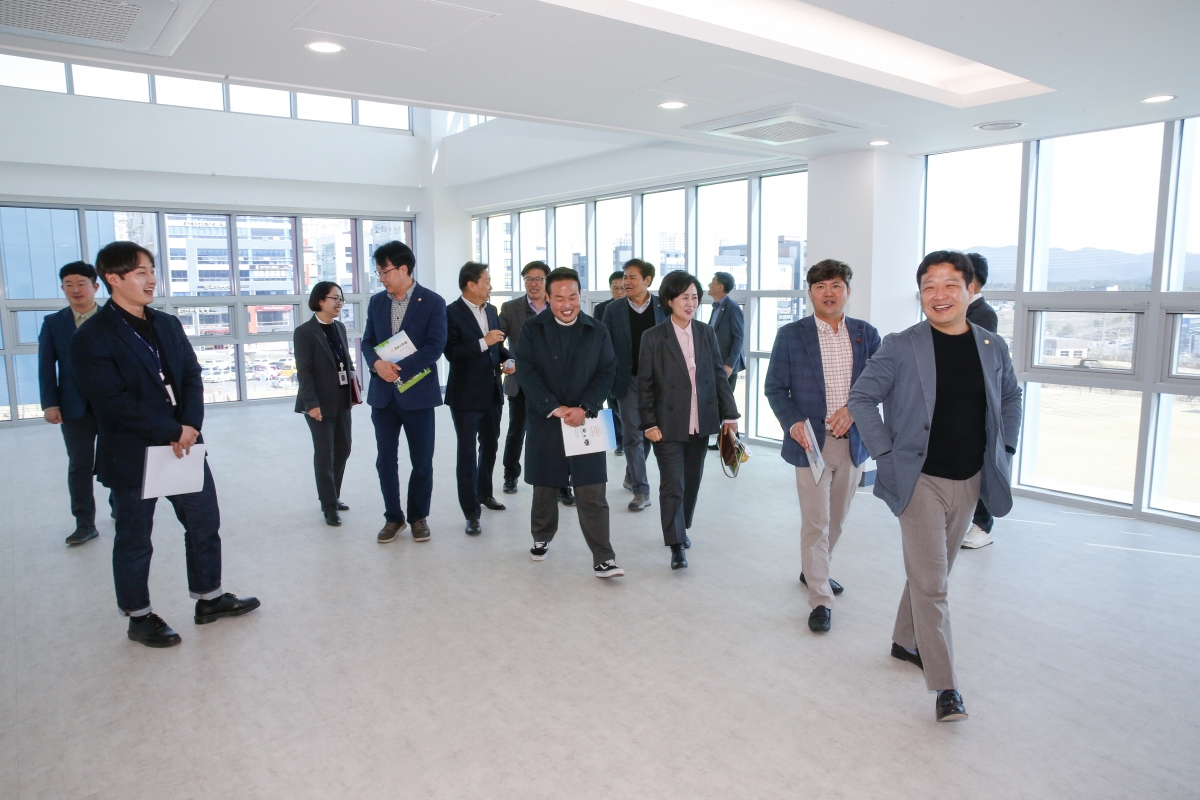 20230314-034[_P7U4638-1-제265회 임시회시 기획행정위원회 강동청소년문화의집 현장방문.jpg