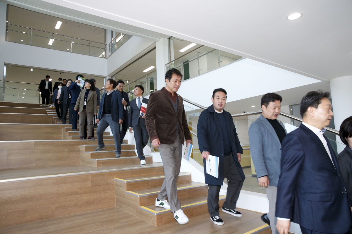 20230314-039[_P7U4644-1-제265회 임시회시 기획행정위원회 강동청소년문화의집 현장방문.jpg