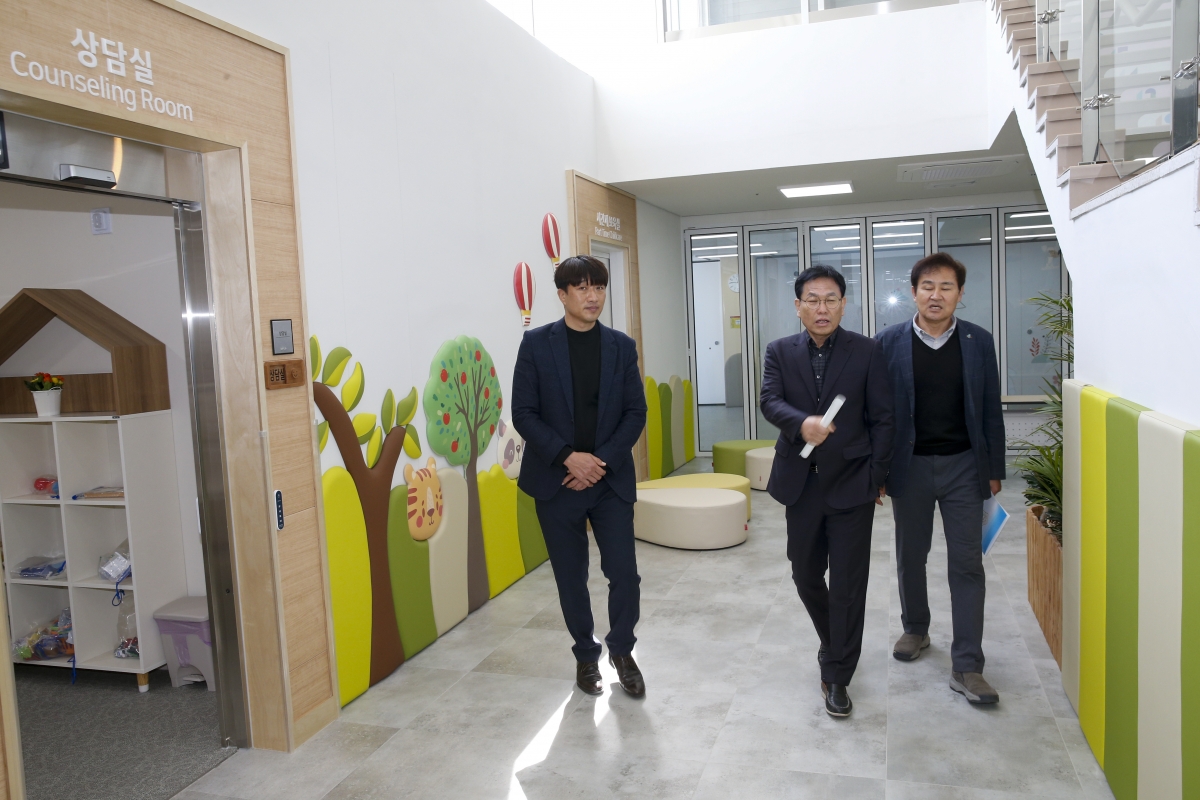 20230314-080[_P7U4750-1-제265회 임시회시 기획행정위원회 육아종합지원센터 현장방문.jpg