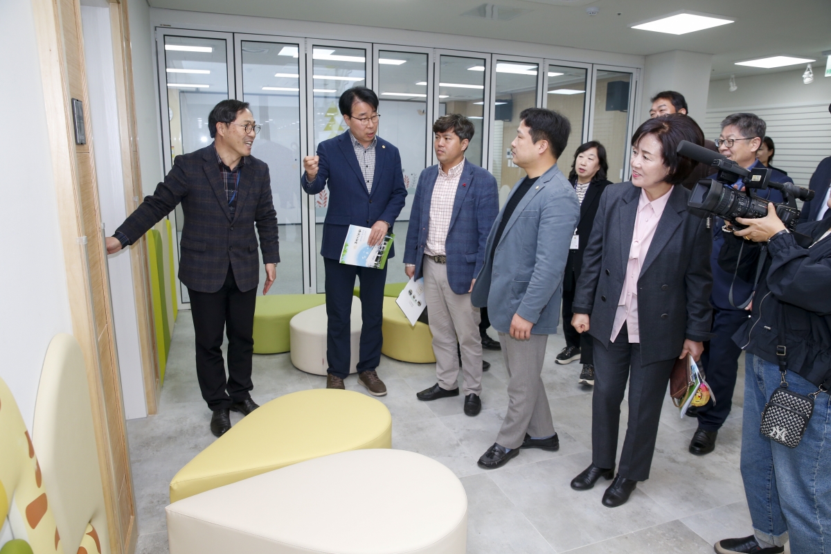 20230314-075[_P7U4741-1-제265회 임시회시 기획행정위원회 육아종합지원센터 현장방문.jpg