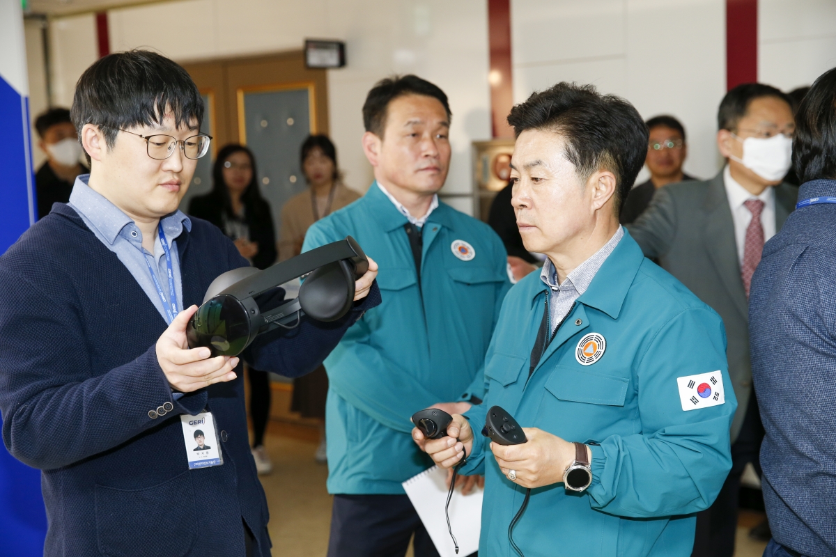 20230315-045[_P7U4963-1-제265회 임시회시 산업건설위원회 구미전자정보기술원 분원 현장방문.jpg