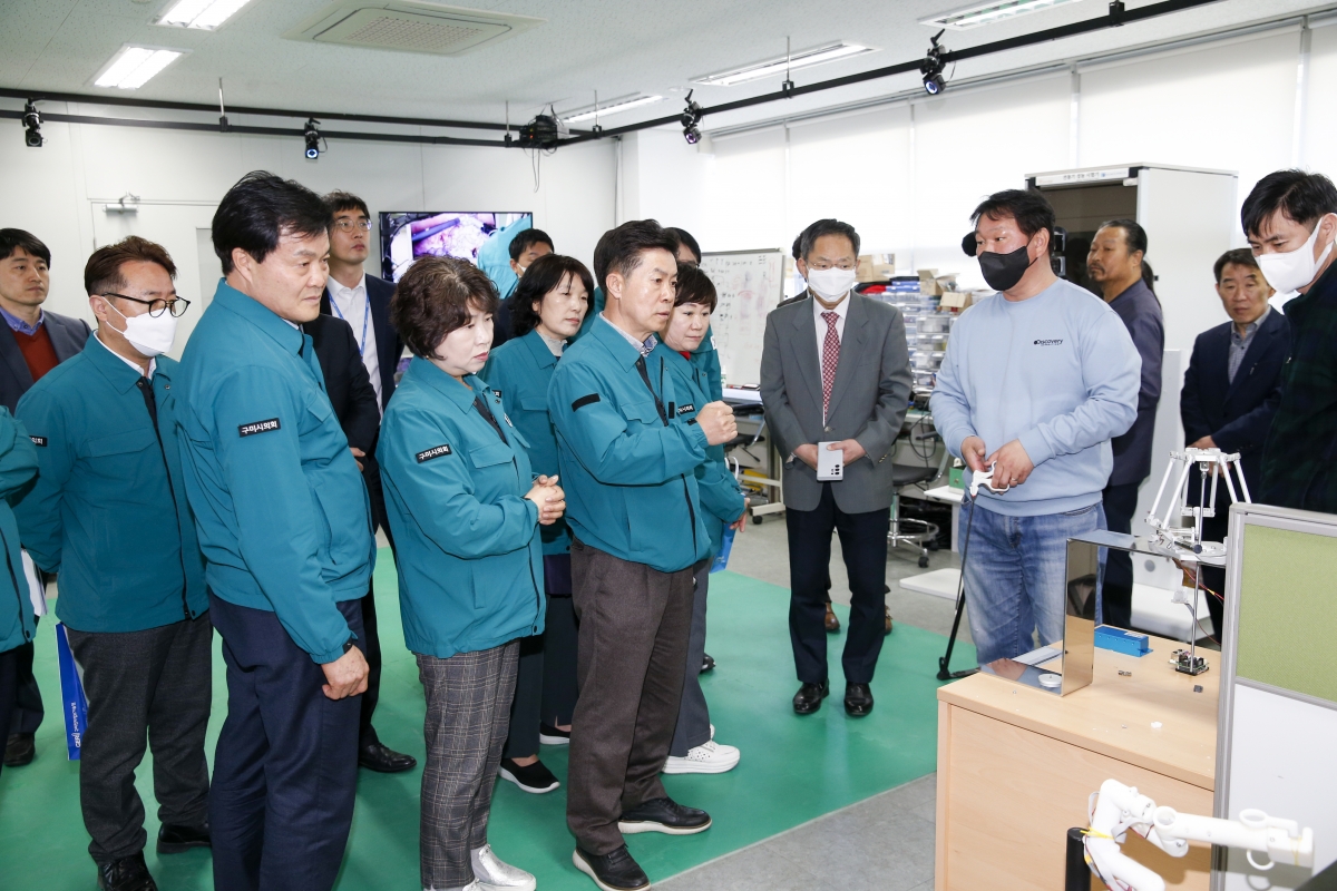20230315-079[_P7U5046-1-제265회 임시회시 산업건설위원회 구미전자정보기술원 분원 현장방문.jpg