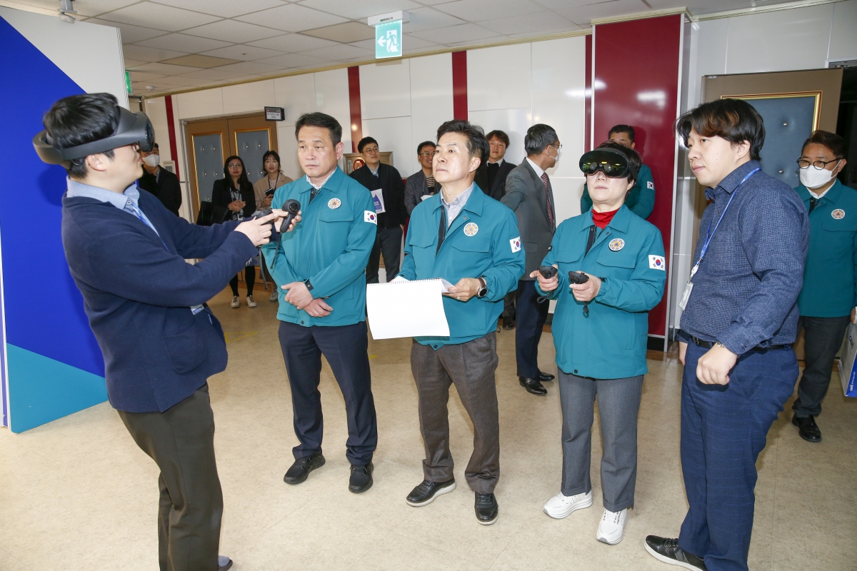 20230315-044[_P7U4962-1-제265회 임시회시 산업건설위원회 구미전자정보기술원 분원 현장방문.jpg