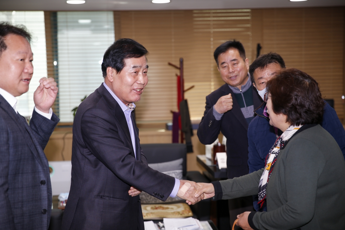 20230327-001[_P7U5526-1-구미시 이·통장연합회장 일행 의장실 방문.jpg