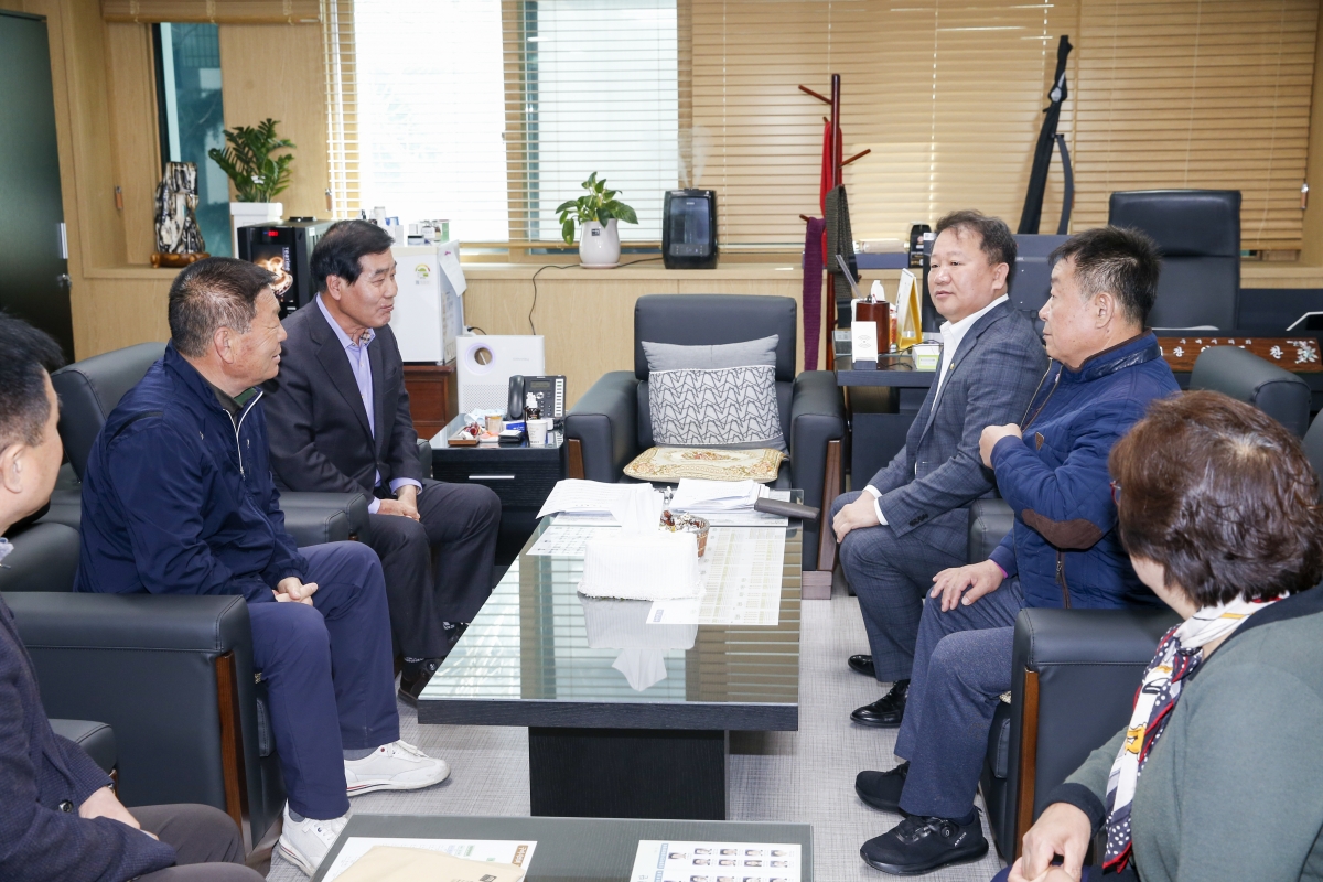 20230327-003[_P7U5531-1-구미시 이·통장연합회장 일행 의장실 방문.jpg