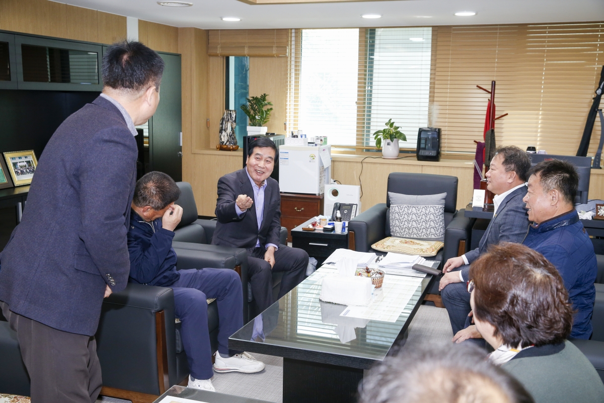 20230327-004[_P7U5535-1-구미시 이·통장연합회장 일행 의장실 방문.jpg