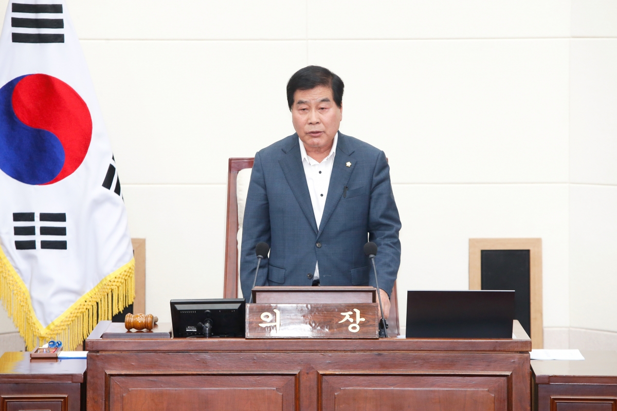 20230412-010[_P7U7306-제266회 임시회 제1차 본회의시 안주찬 의장 회의주재.jpg