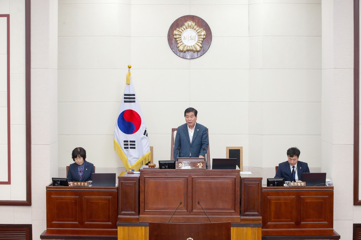 20230412-012[_P7U7309-제266회 임시회 제1차 본회의시 안주찬 의장 회의주재.jpg