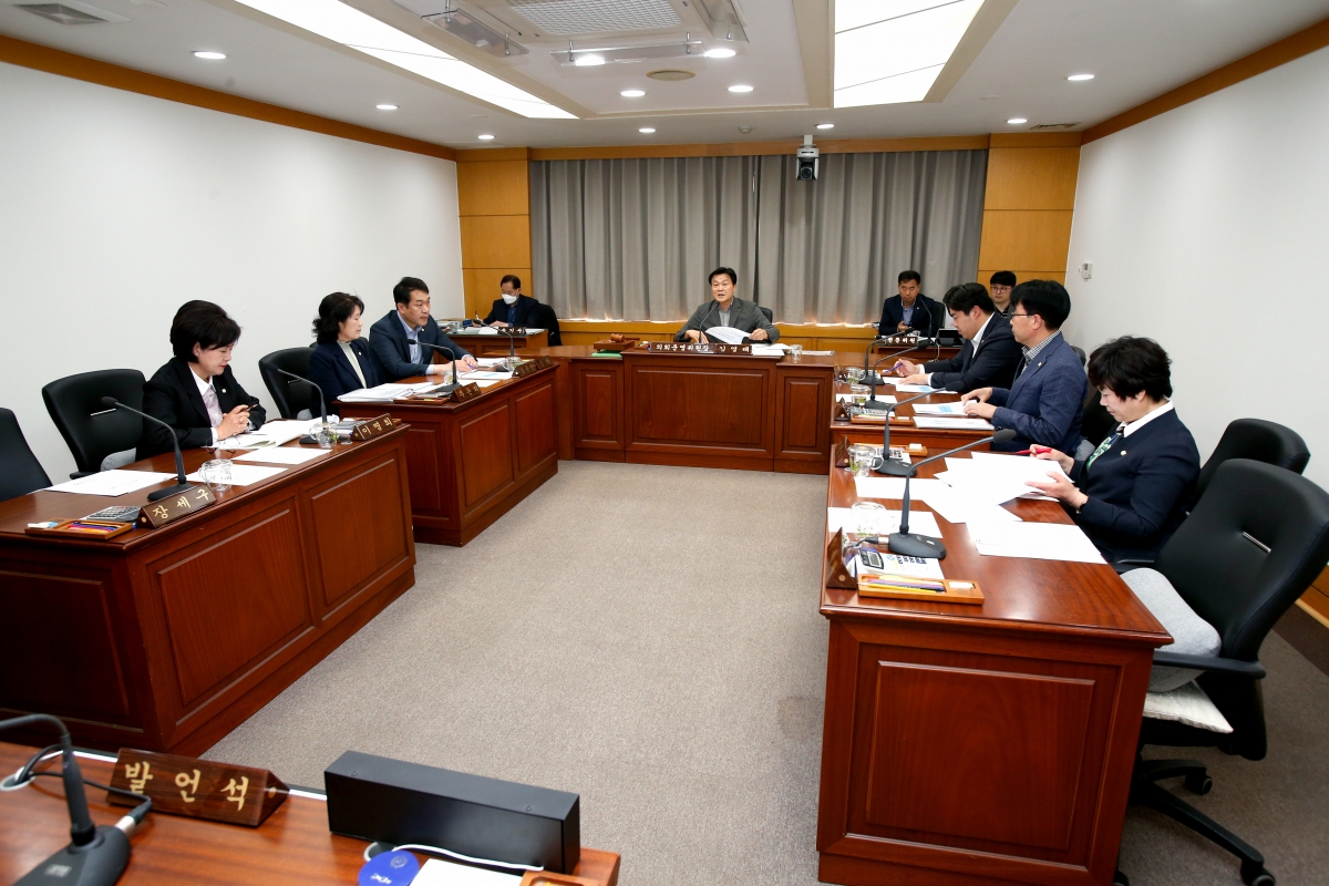 20230413-001[_P7U7688-제266회 임시회 의회운영위원회 조례안 심사활동.JPG