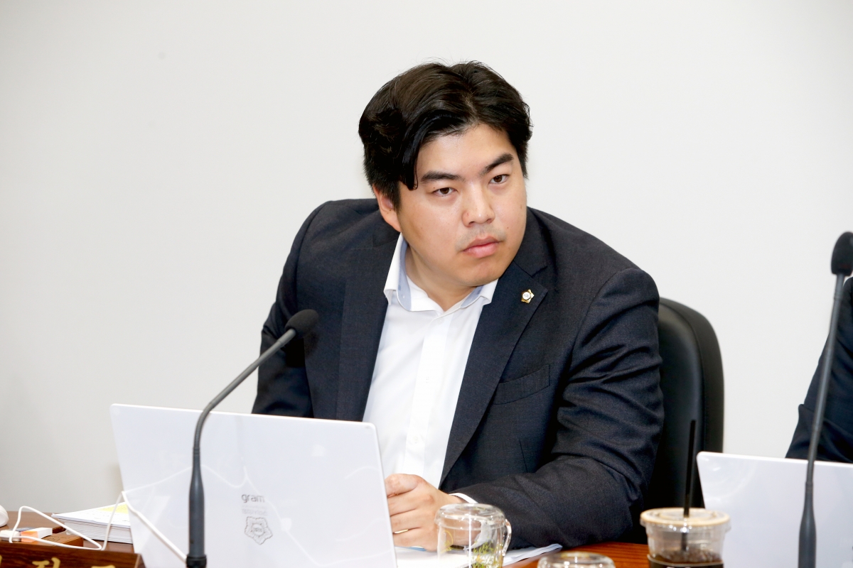 20230413-011[_P7U7692-제266회 임시회 의회운영위원회 조례안 심사활동.jpg