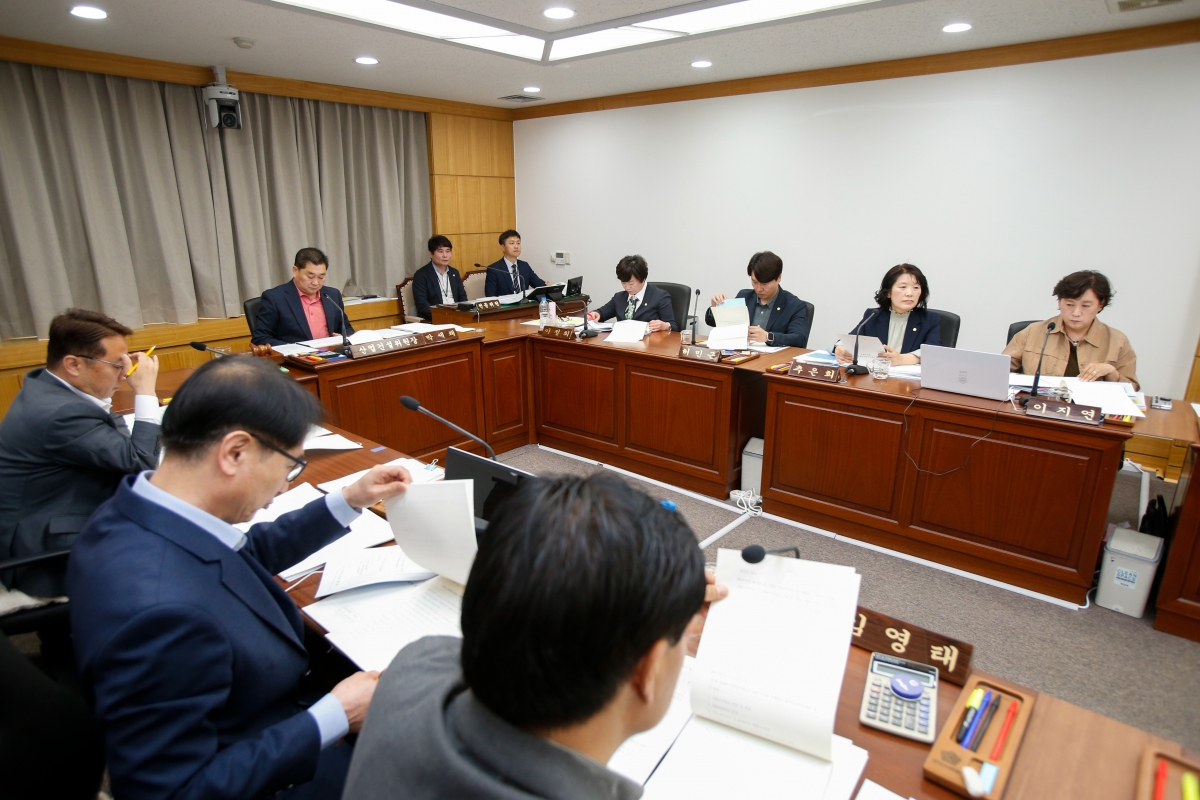 20230413-053[_P7U7839-제266회 임시회 산업건설위원회 조례안 심사활동.jpg