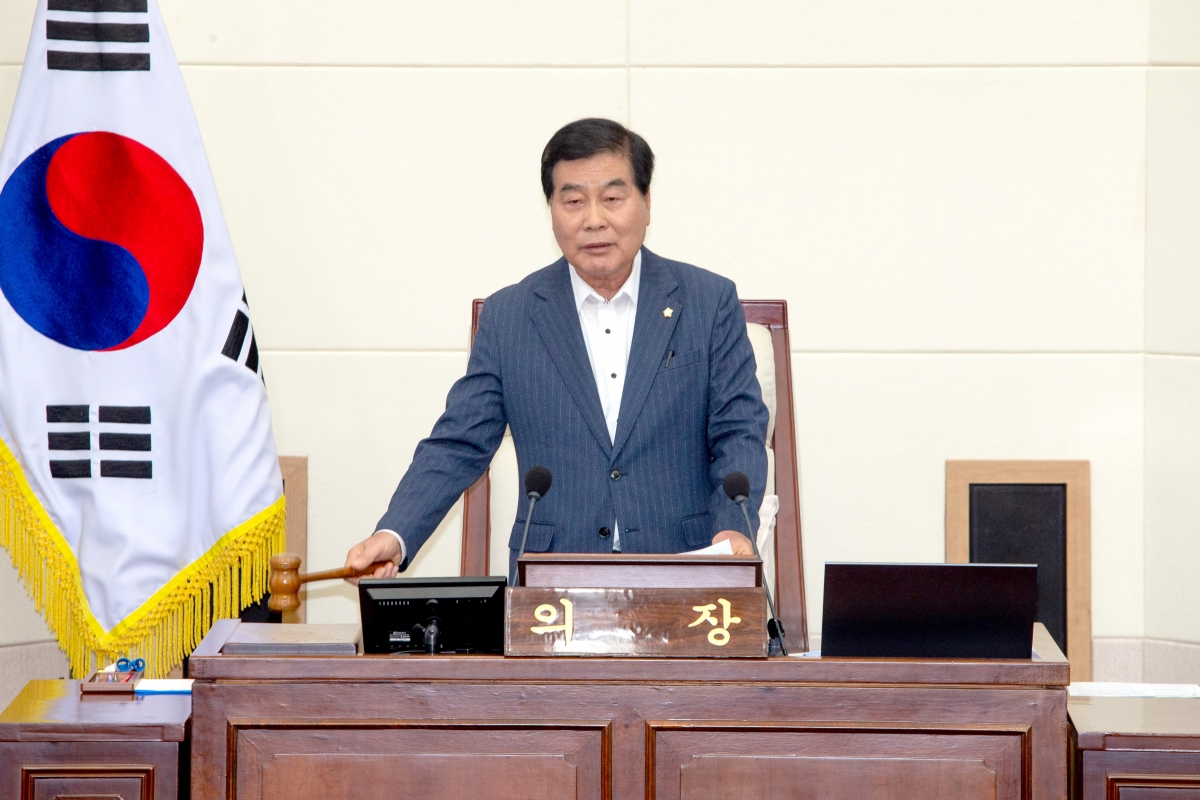 20230418-005[_P7U8547-제266회 임시회 제2차 본회의시 안주찬 의장 회의주재.jpg