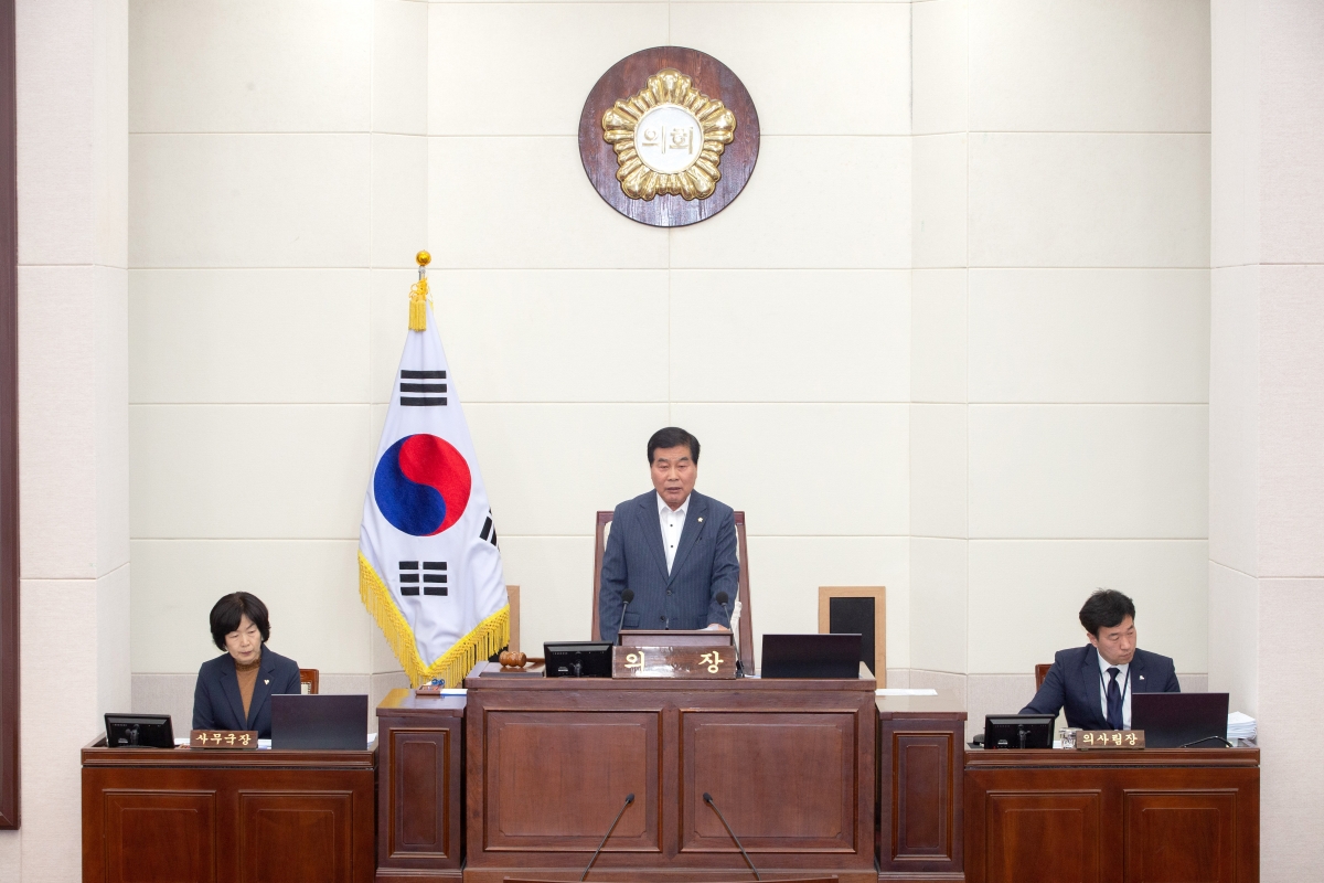 20230418-003[_P7U8571-제266회 임시회 제2차 본회의시 안주찬 의장 회의주재.jpg