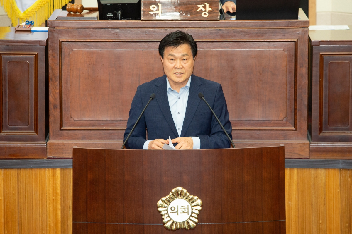 20230418-006[_P7U8551-제266회 임시회 제2차 본회의시 김영태 의회운영위원장 상임위원회 활동결과보고.JPG