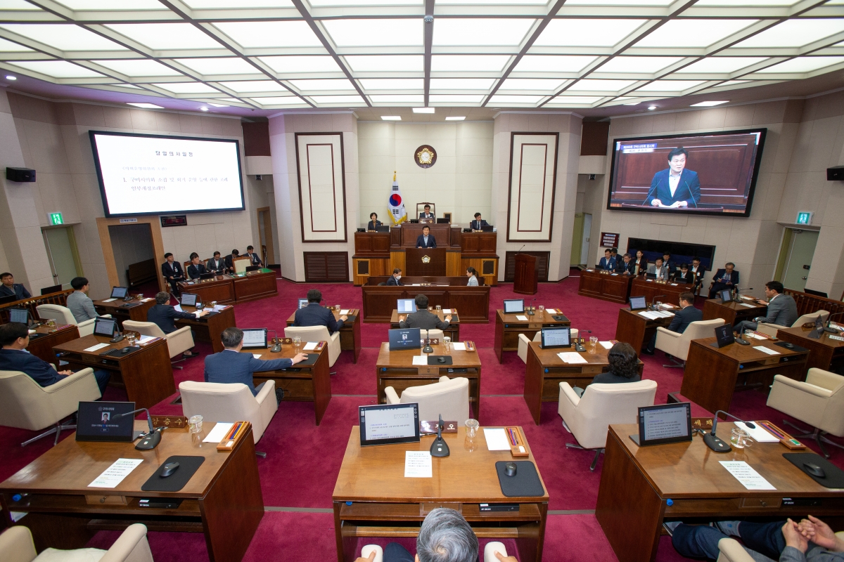 20230418-008[_P7U8555-제266회 임시회 제2차 본회의시 김영태 의회운영위원장 상임위원회 활동결과보고.JPG
