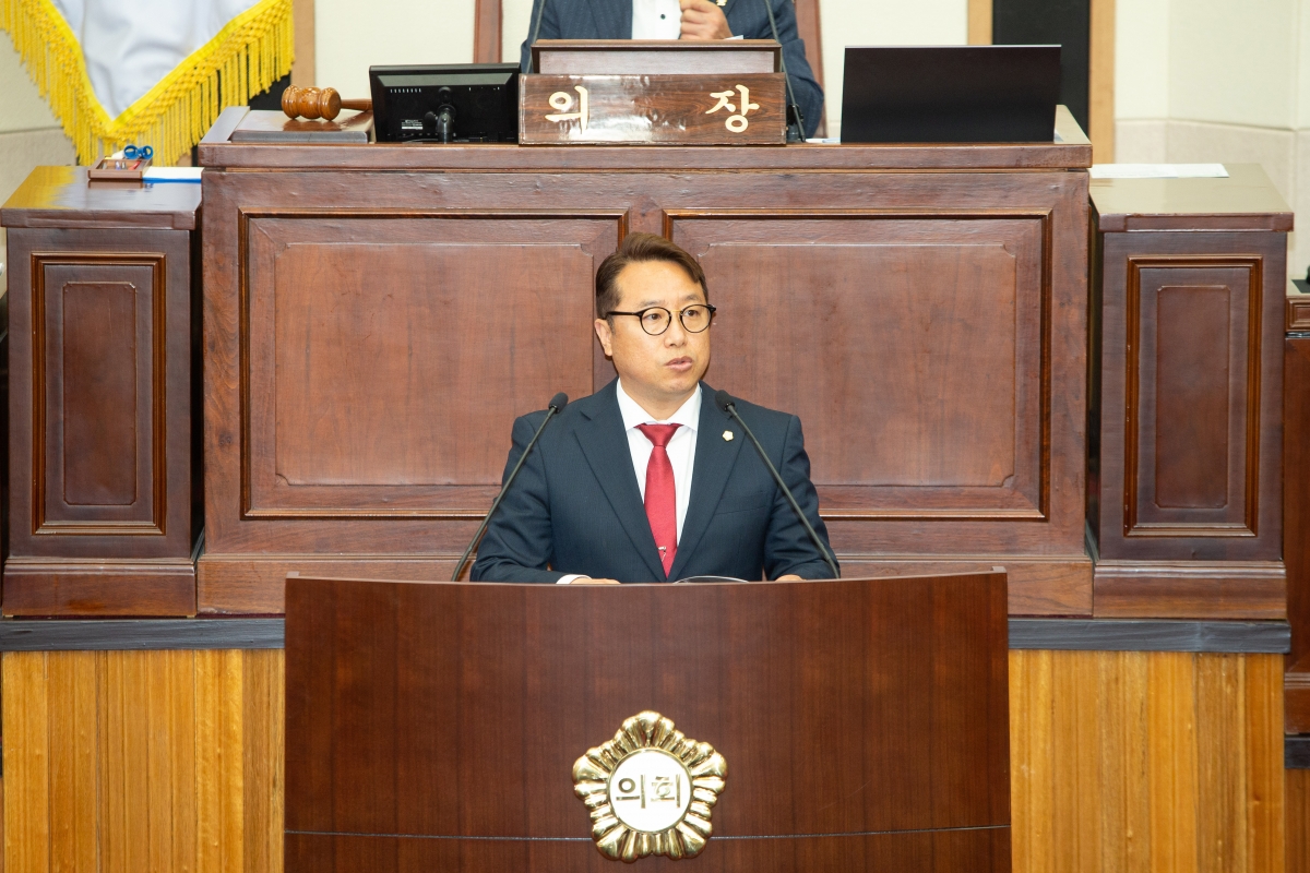 20230418-015[_P7U8576-제266회 임시회 제2차 본회의시 김민성 산업건설위원회간사 상임위원회 활동결과보고.JPG