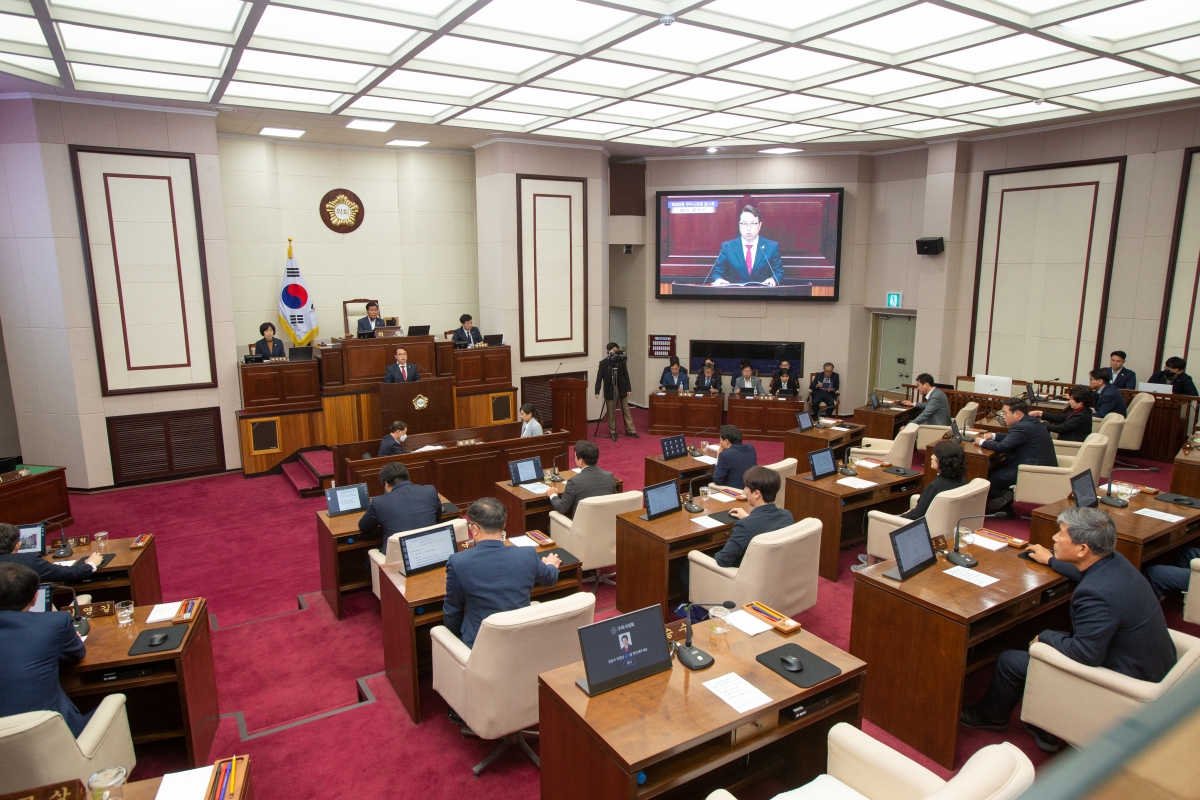 20230418-019[_P7U8584-제266회 임시회 제2차 본회의시 김민성 산업건설위원회간사 상임위원회 활동결과보고.JPG