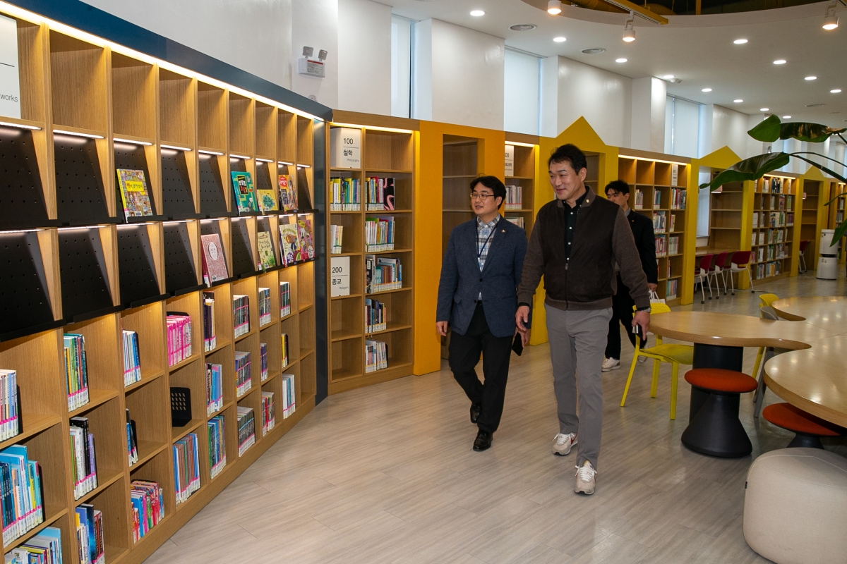 20230417-067[_P7U8308-제266회 임시회 기획행정위원회 전주시립도서관꽃심 비교견학.JPG