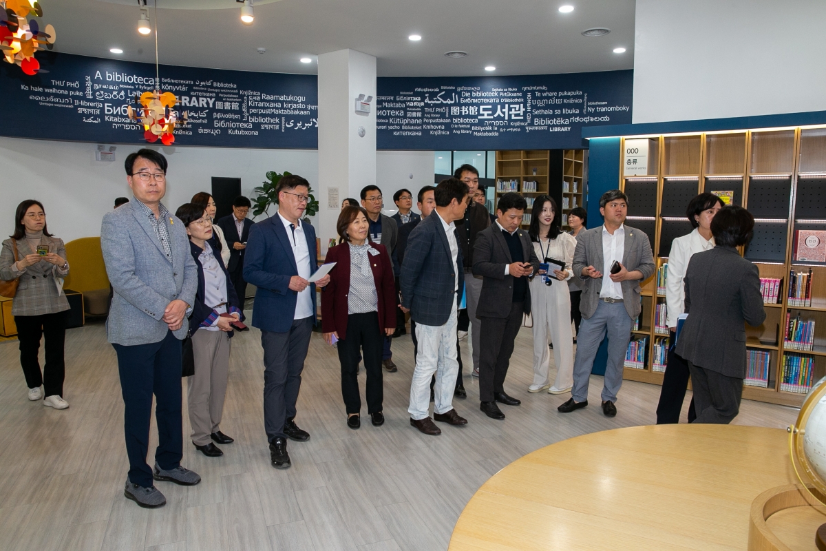 20230417-055[_P7U8275-제266회 임시회 기획행정위원회 전주시립도서관꽃심 비교견학.JPG