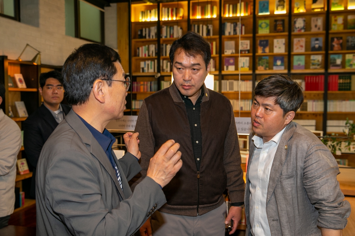 20230417-027[_P7U8190-제266회 임시회 기획행정위원회 전주시청내 책기둥도서관 비교견학.JPG