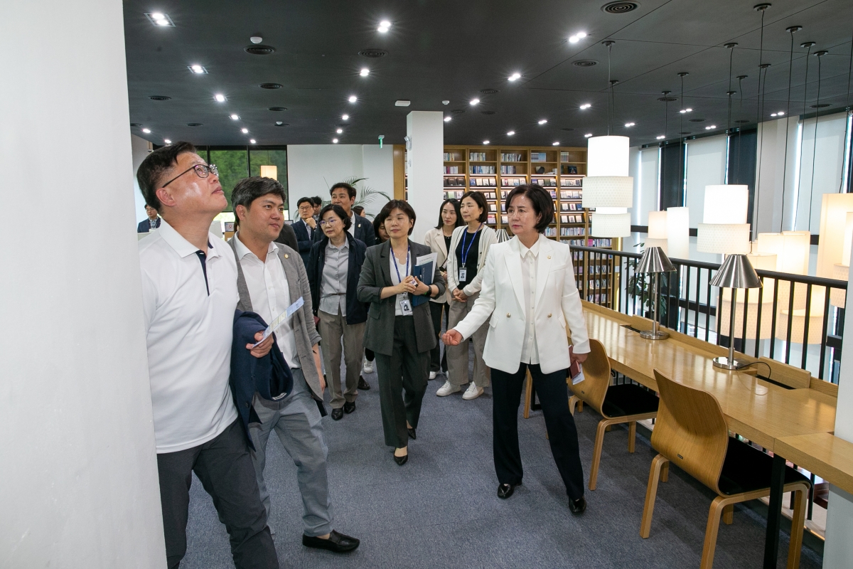 20230417-079[_P7U8342-제266회 임시회 기획행정위원회 전주시립도서관꽃심 비교견학.JPG