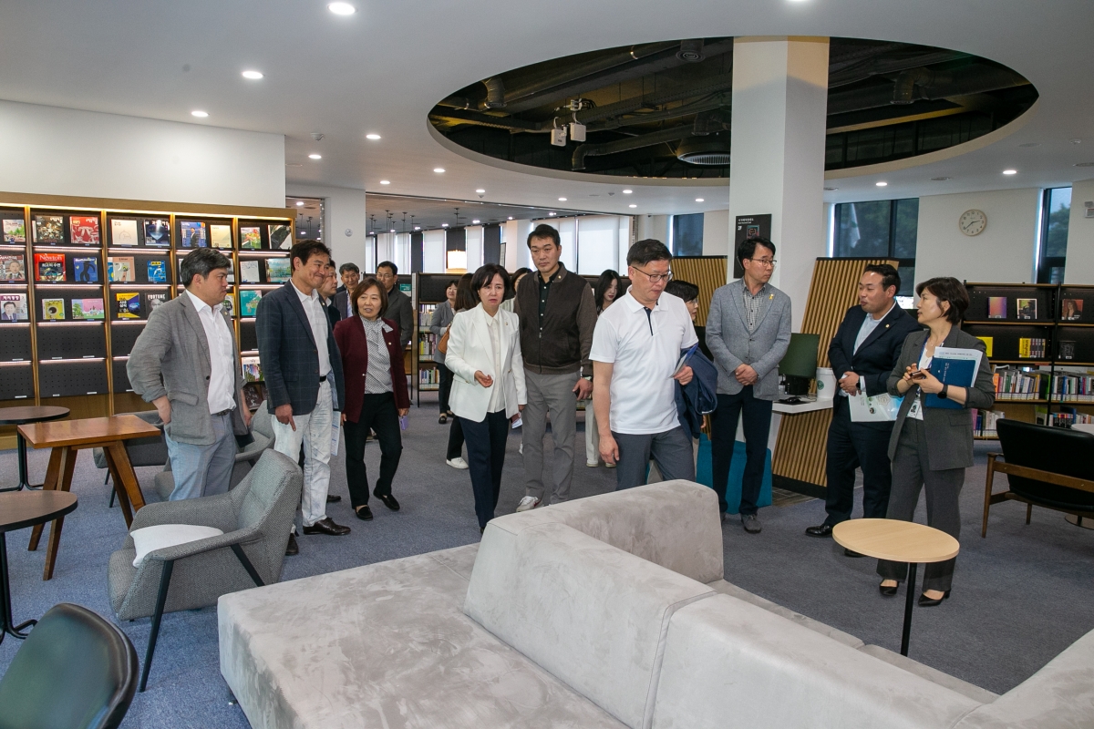 20230417-080[_P7U8345-제266회 임시회 기획행정위원회 전주시립도서관꽃심 비교견학.JPG