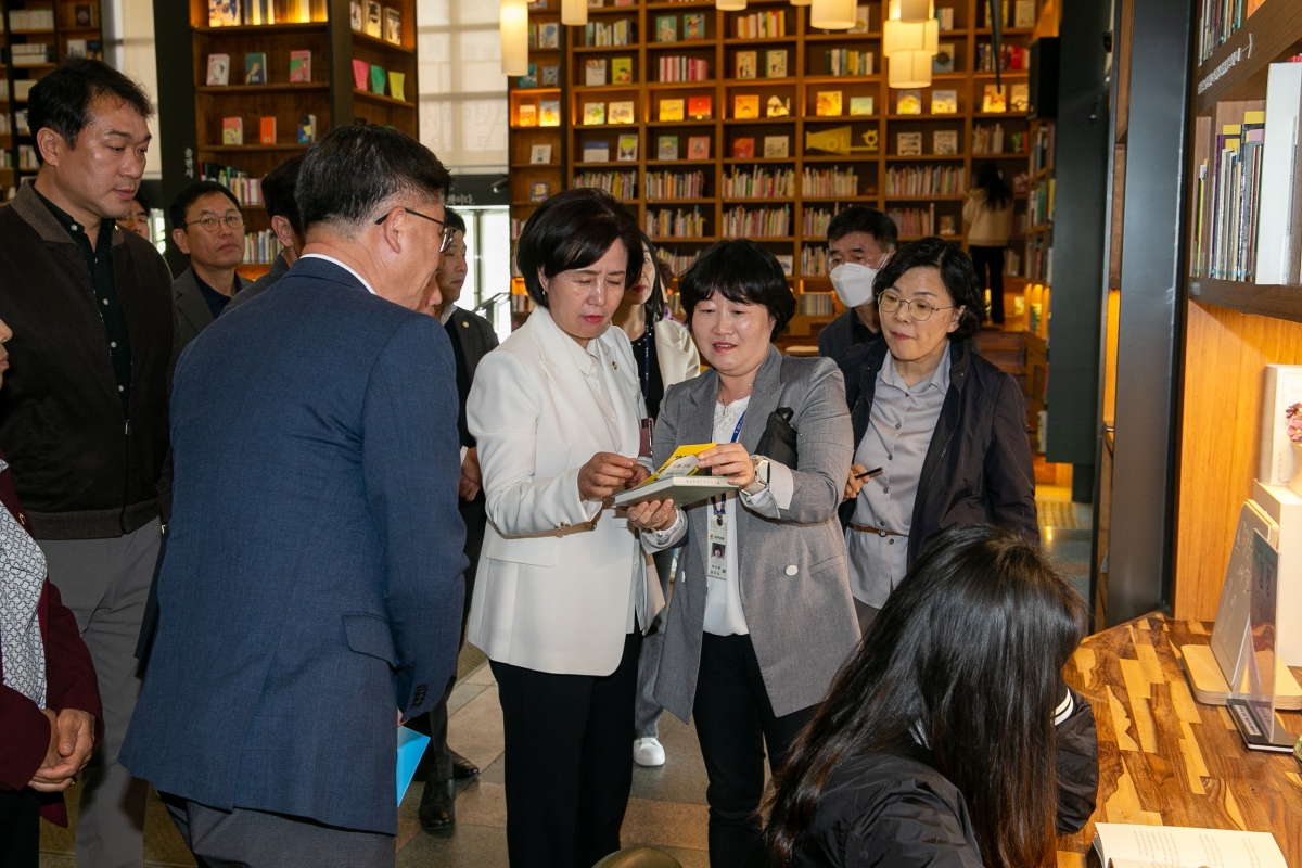 20230417-011[_P7U8153-제266회 임시회 기획행정위원회 전주시청내 책기둥도서관 비교견학.JPG