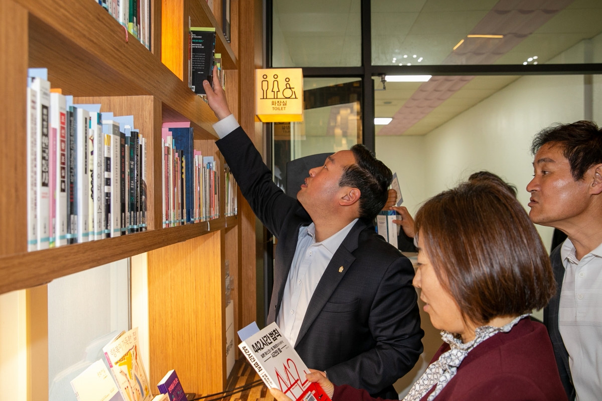 20230417-016[_P7U8168-제266회 임시회 기획행정위원회 전주시청내 책기둥도서관 비교견학.JPG