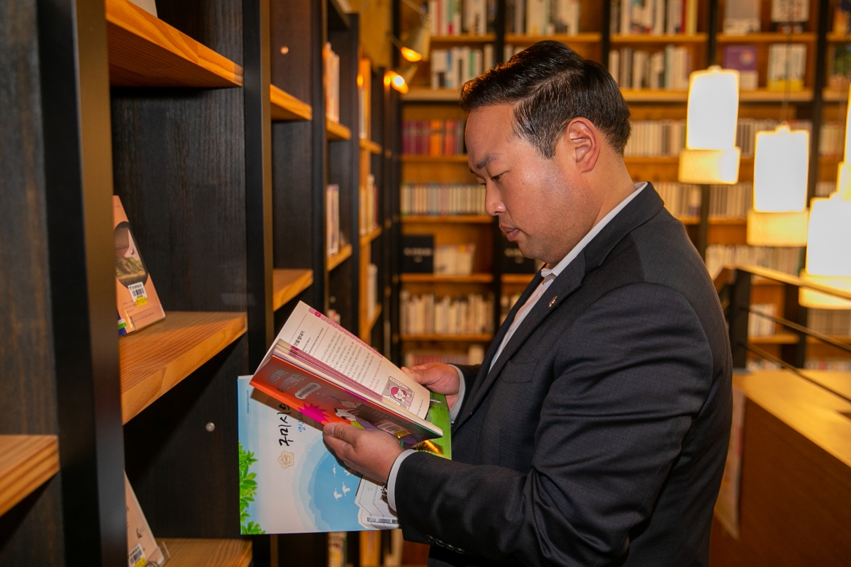 20230417-028[_P7U8194-제266회 임시회 기획행정위원회 전주시청내 책기둥도서관 비교견학.JPG