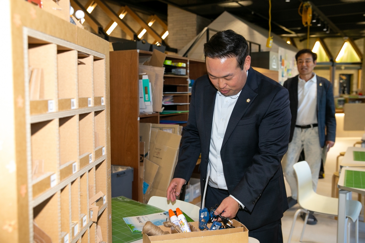 20230417-103[_P7U8398-제266회 임시회 기획행정위원회 전주시립도서관꽃심 비교견학.JPG