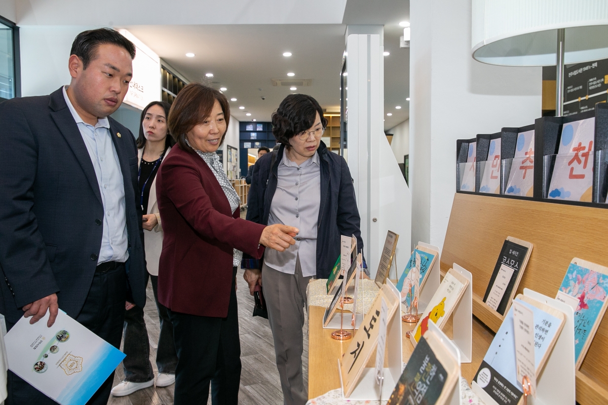 20230417-071[_P7U8318-제266회 임시회 기획행정위원회 전주시립도서관꽃심 비교견학.JPG