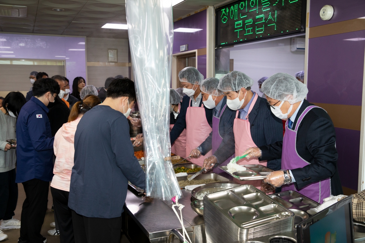 20230425-007[_P7U9140-제43회 장애인의 날 무료배식 봉사.jpg