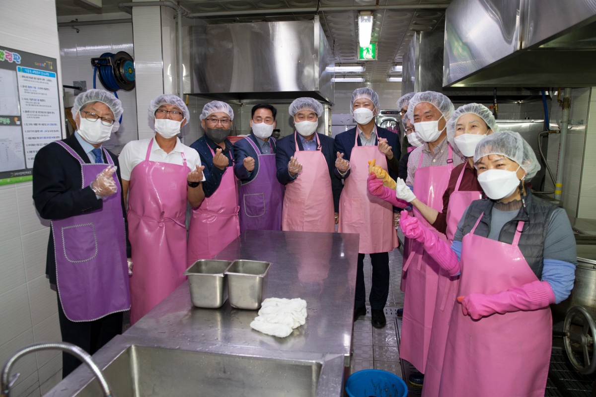 20230425-010[_P7U9153-제43회 장애인의 날 무료배식 봉사.jpg