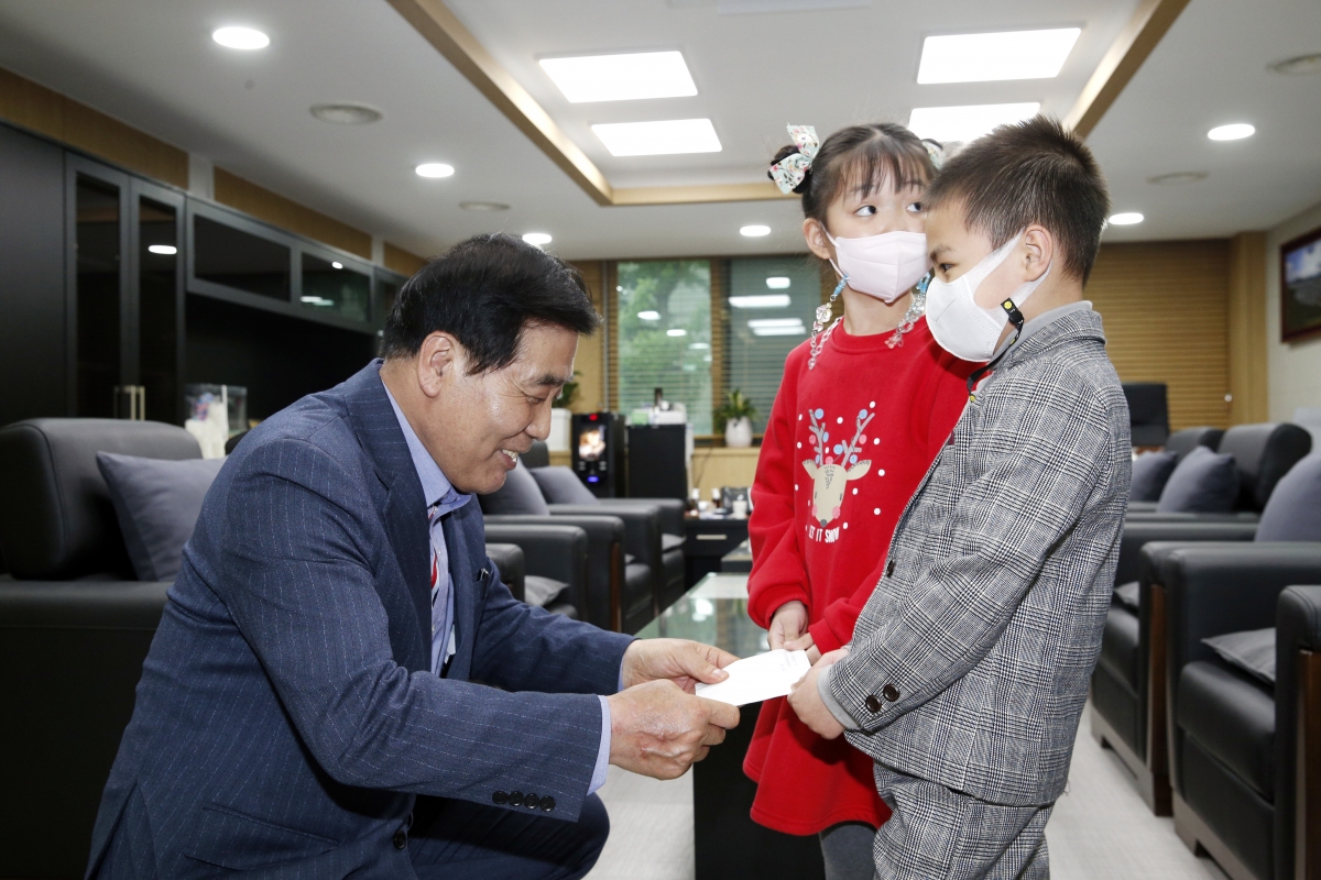20230425-031[_P7U9247-제101회 어린이날 초청장 의장실 방문하여 전달.jpg