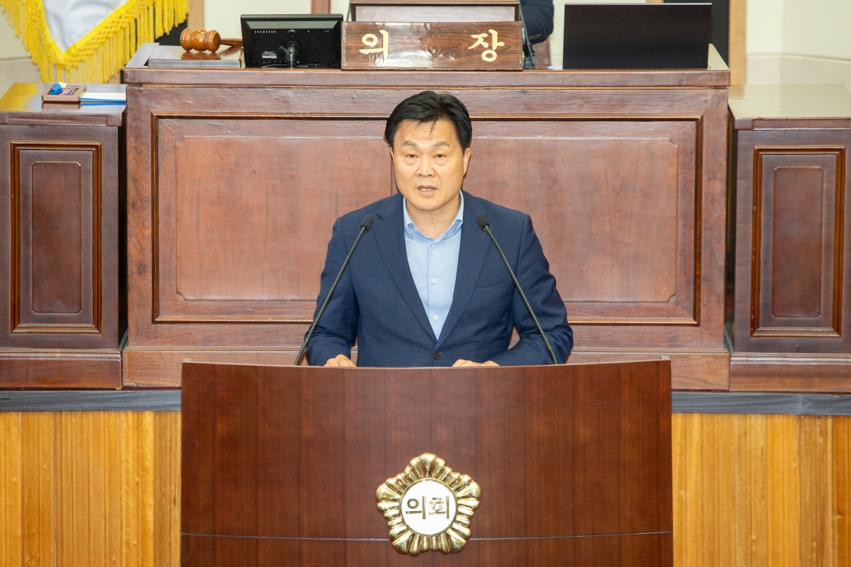 20230509-018[_P7U0899-제267회 임시회 제1차 본회의시 김영태 의회운영위원장  신공항이전지원특별위원회 구성결의안 제안설명.JPG