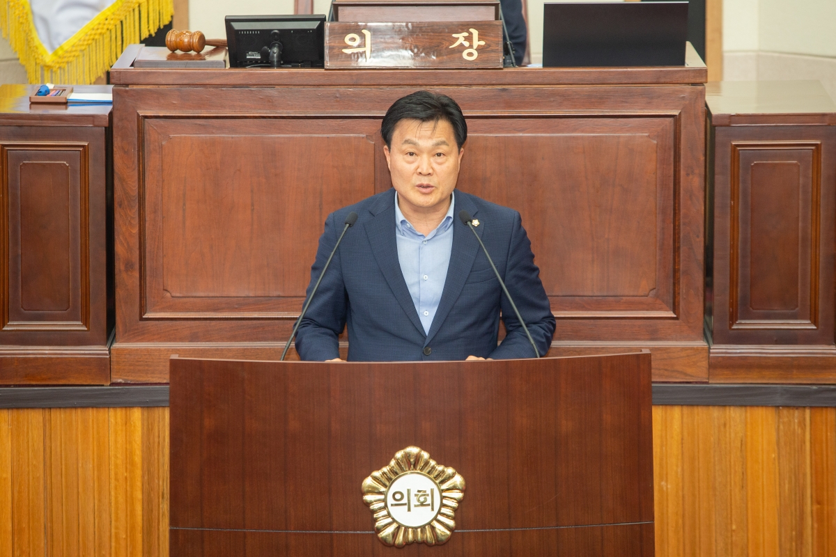 20230509-017[_P7U0895-제267회 임시회 제1차 본회의시 김영태 의회운영위원장  신공항이전지원특별위원회 구성결의안 제안설명.JPG