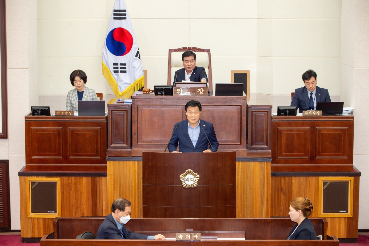 20230509-019[_P7U0900-제267회 임시회 제1차 본회의시 김영태 의회운영위원장  신공항이전지원특별위원회 구성결의안 제안설명.JPG