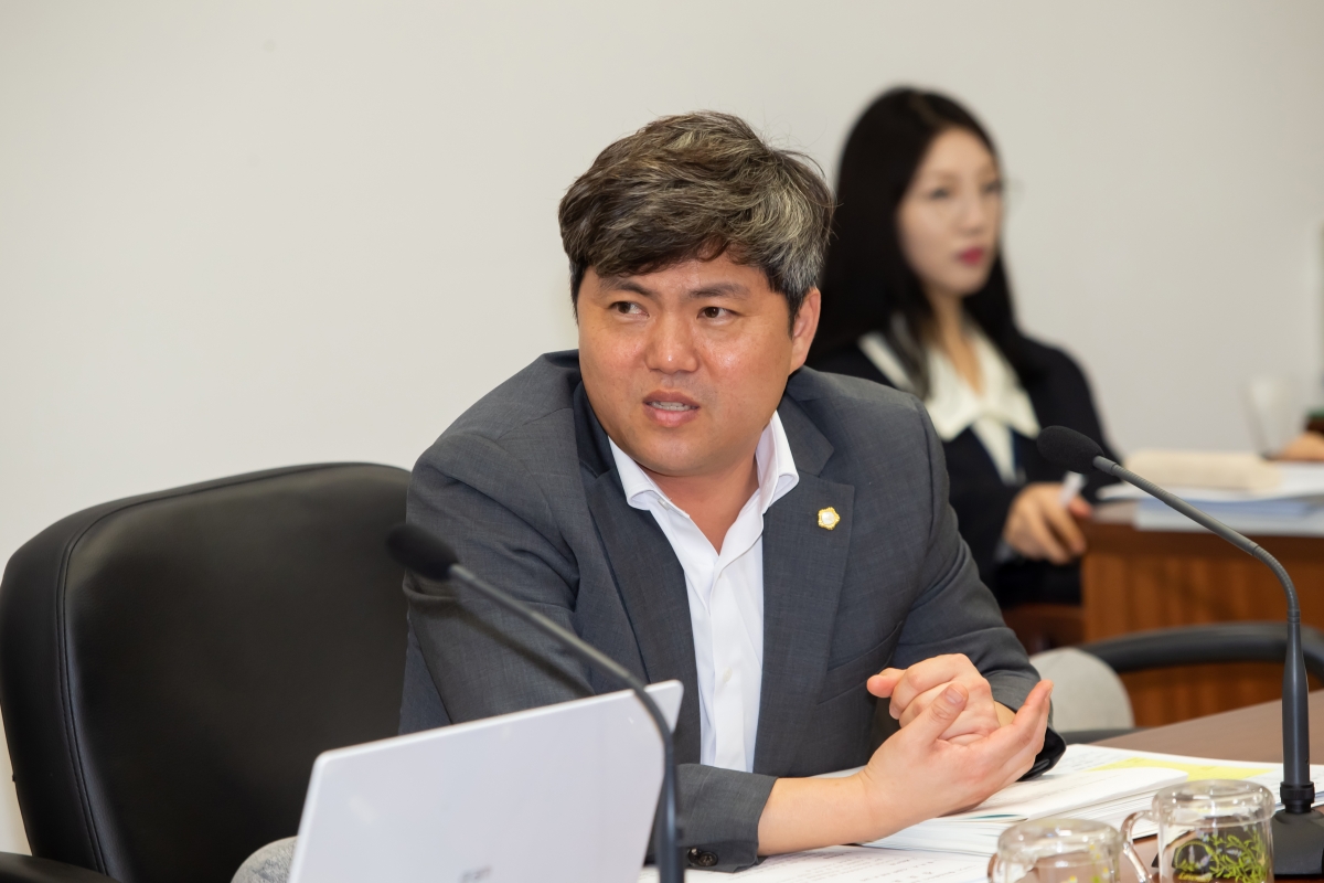20230510-021[_P7U1107-제267회 임시회 기획행정위원회 조례안 심사활동.JPG