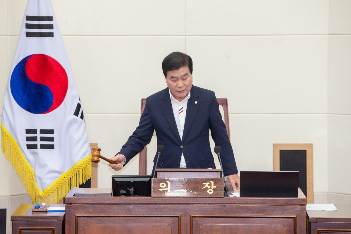 20230515-015[_P7U2013-제267회 임시회 제2차 본회의시 안주찬 의장 회의주재.jpg