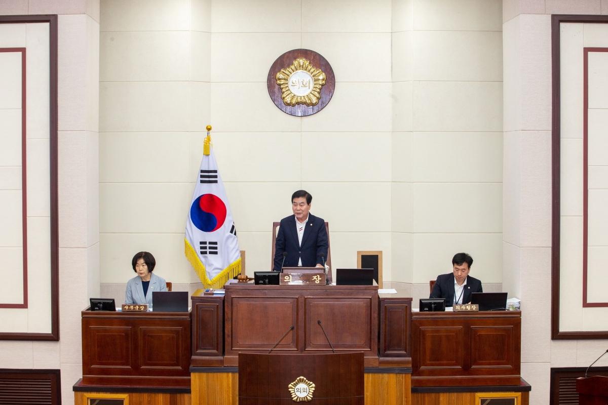 20230515-017[_P7U2018-제267회 임시회 제2차 본회의시 안주찬 의장 회의주재.jpg