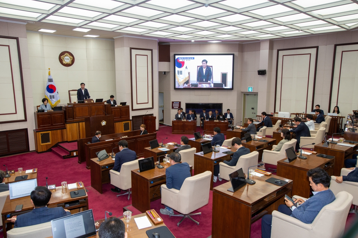 20230515-019[_P7U2021-제267회 임시회 제2차 본회의시 안주찬 의장 회의주재.JPG