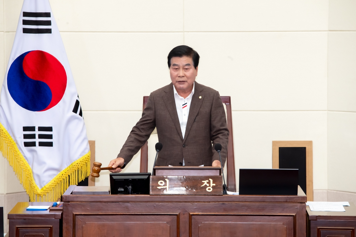 20230602-015[_P7U3392-제268회 정례회 제1차 본회의시 안주찬 의장 회의주재.jpg