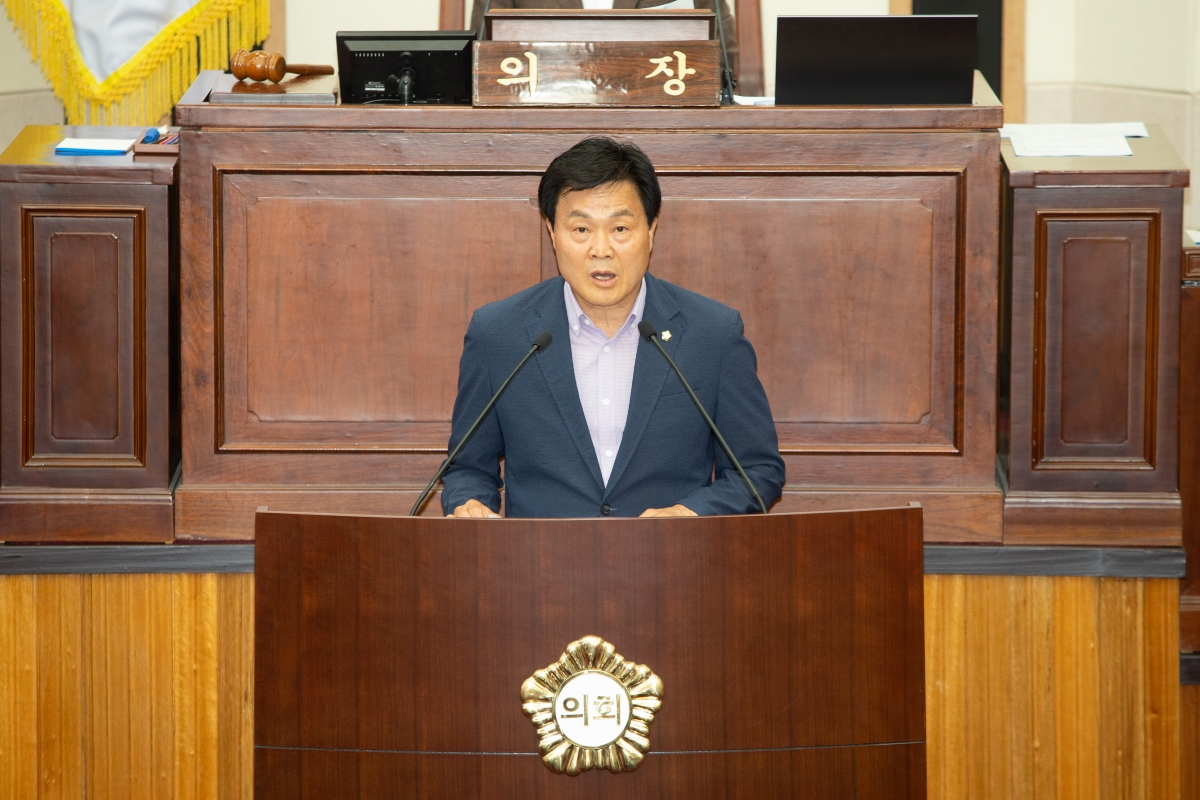 20230602-017[_P7U3398-제268회 정례회 제1차 본회의시 김영태 의회운영위원장 반도체특화단지 구미유치 촉구 결의문 채택의건 제안설명.JPG